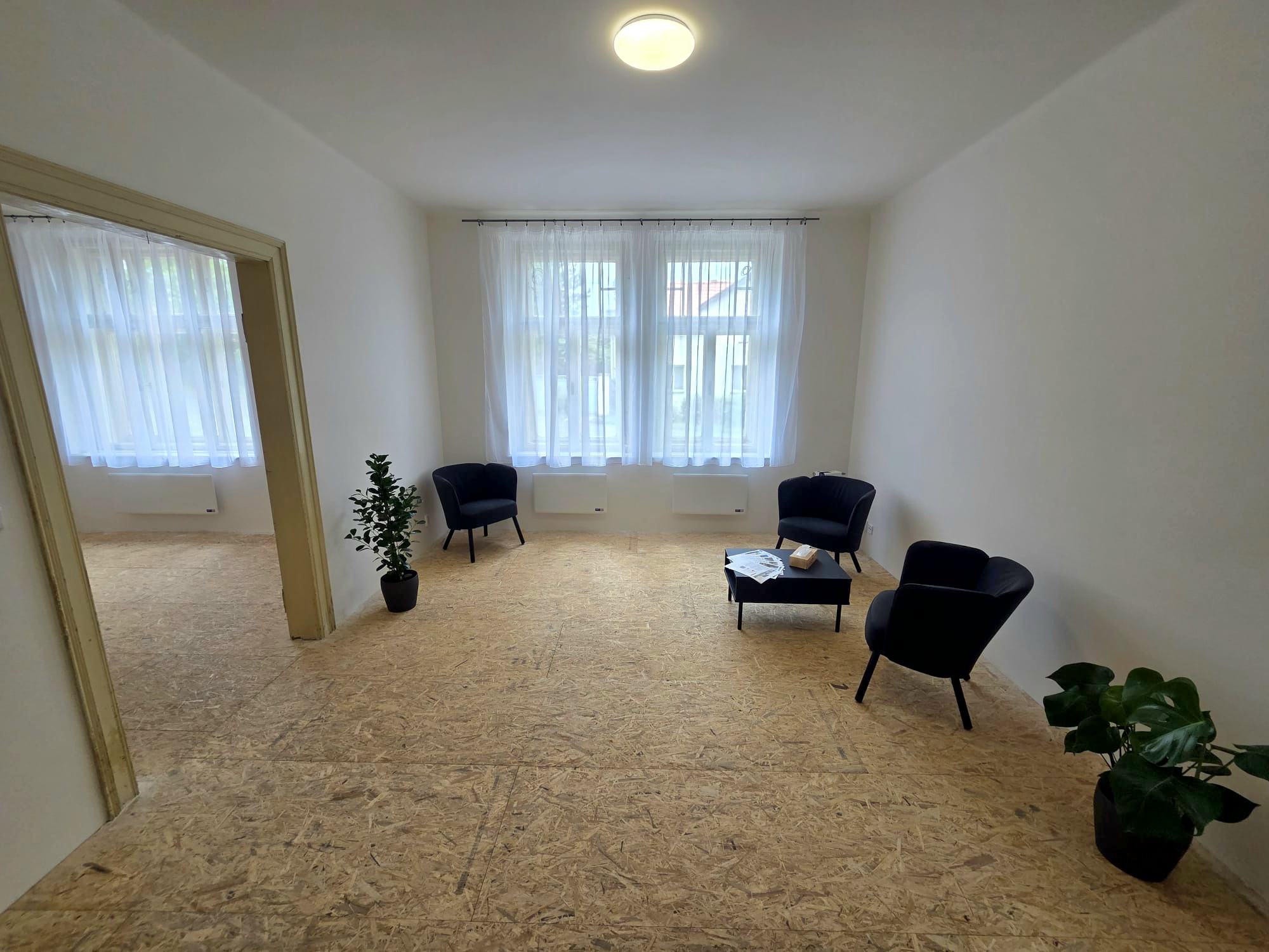 Prosvětlený obývací pokoj se dvěma okny